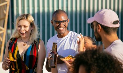 Folk drikker alkohol til fest