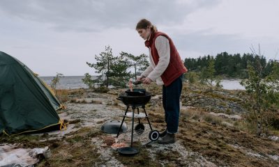 Kvinde laver mad udenfor i naturen